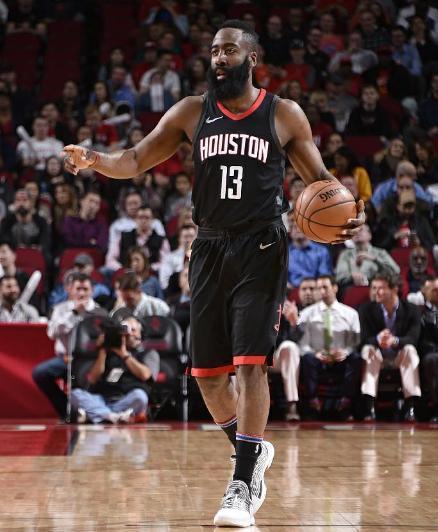 包含快船终结灯泡人八连胜，展现强大实力的词条